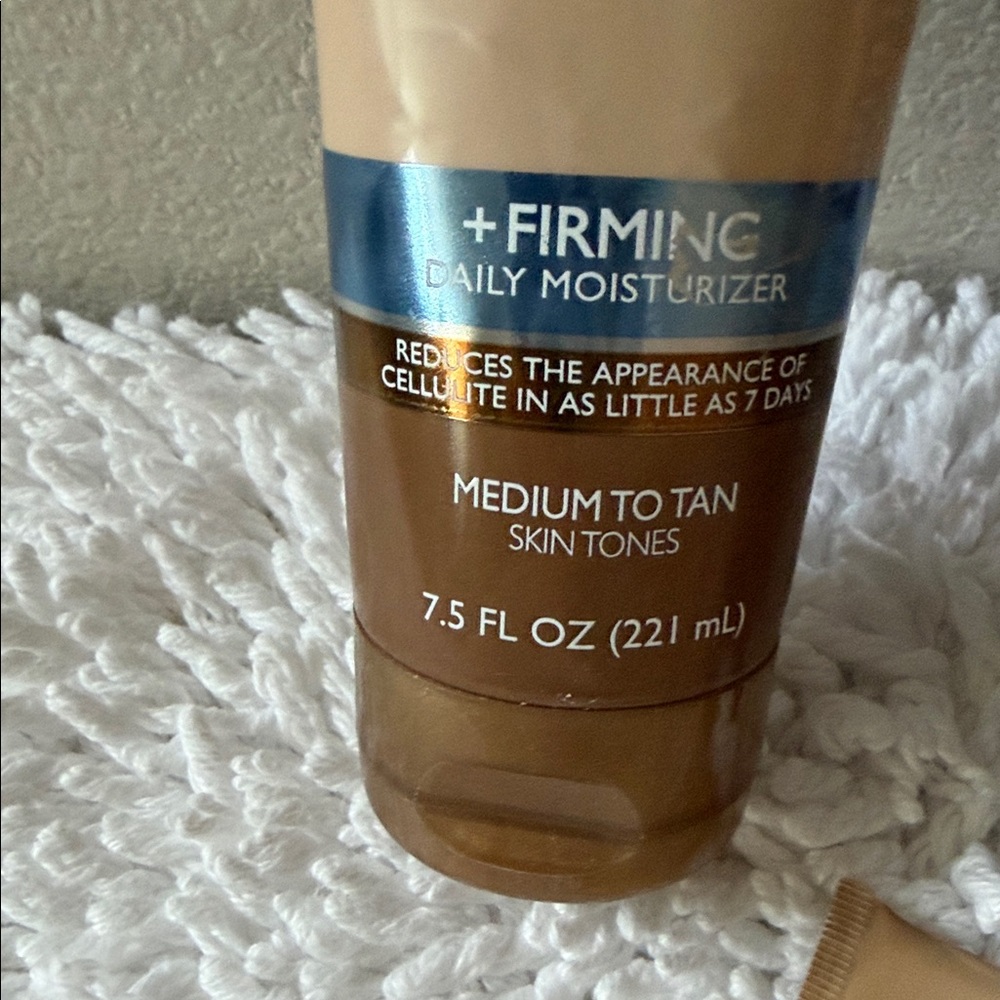 Daily Moisturizer for Fair to Medium Skin Tones - Picture 3 of 5